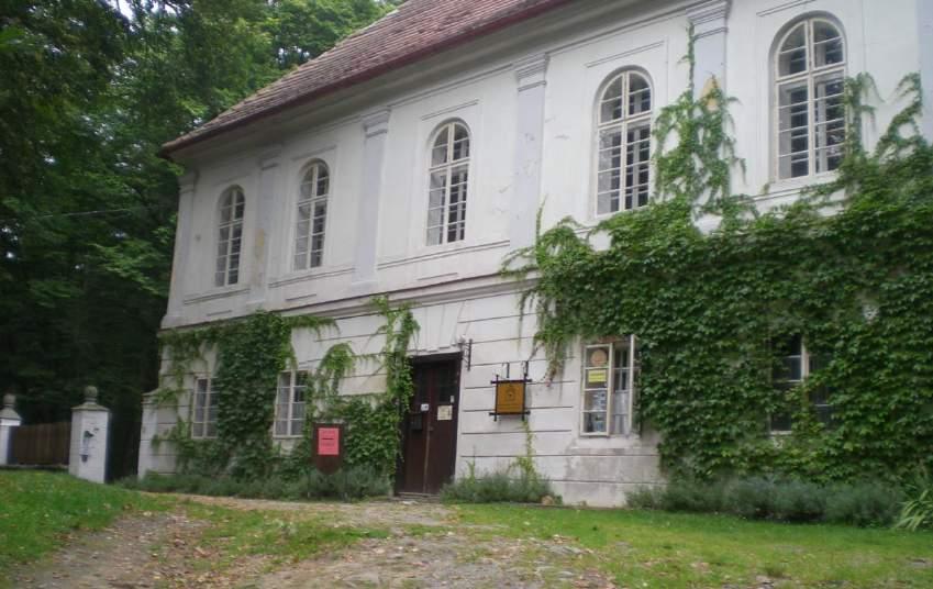 V okénku hlavní budovy si zaplatí vstupné a dostane k zapůjčení klíč