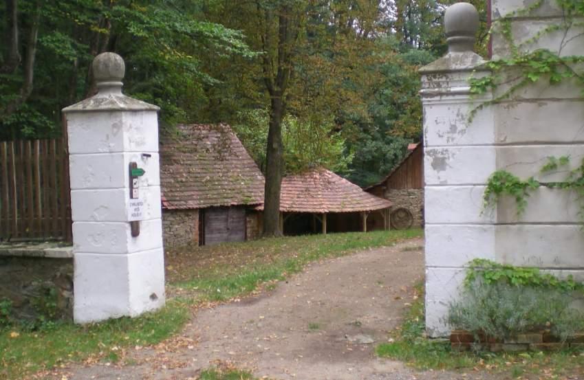 Obrázek 54 Vchod do areálu centra Šelmberk Pohyb po památce Samotná zřícenina hradu se rozkládá v zadní části