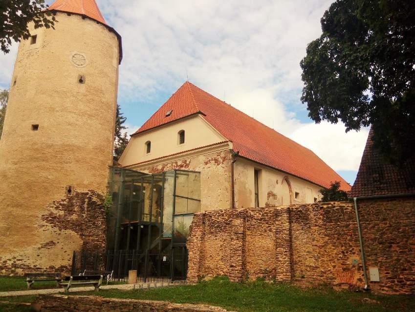 10. Hrady veřejnosti nepřístupné 10.1 Hrad Soběslav Hrad vznikl ve 14. století jak jako součást stejnojmenného města ve vlastnictví Rožmberků.