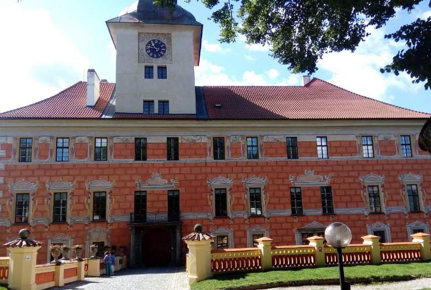 11. Zámky přístupné veřejnosti 11.1 Zámek Bechyně Na místě slovanského hradiště nechal založit panovník Přemysl Otakar II. v 2. polovině 13. století bechyňský hrad.