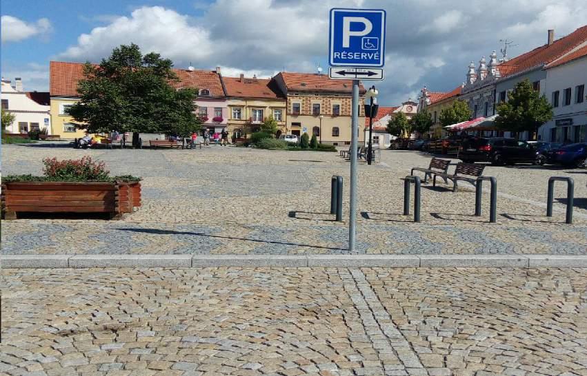 Parkování Parkoviště se nachází na náměstí přibližně 300 m od budovy zámku a disponuje také vyhrazeným místem pro handicapované návštěvníky. Odsud je nutné pokračovat pěšky.