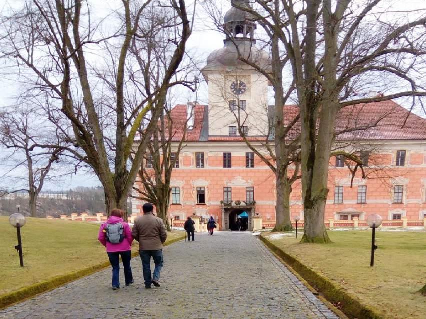 Obrázek 63 - Cesta parkem zámku Bechyně Pohyb po památce V interiéru zámku mi bohužel nebylo povoleno fotografování. Návštěvníci mohou absolvovat pouze jednu prohlídkovou trasu zámku.