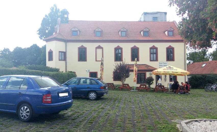 Tabulka 8 - Zhodnocení přístupnosti zámku Bechyně Tělesné postižení Snížená Vozíček pohyblivost Zrakové postižení Sluchové postižení Mentální postižení Parkování 2 2 2 1 1 Cesta k objektu Pohyb po