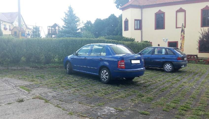 Parkování Zaparkovat můžeme přímo u zámku, parkoviště ovšem nedisponuje parkovacím místem pro handicapované osoby.