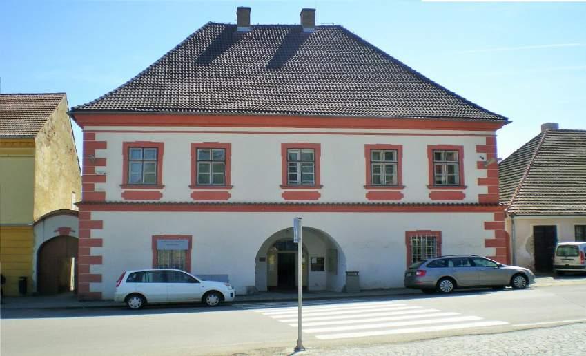 Obrázek 70 Celkový pohled na zámeček Parkování