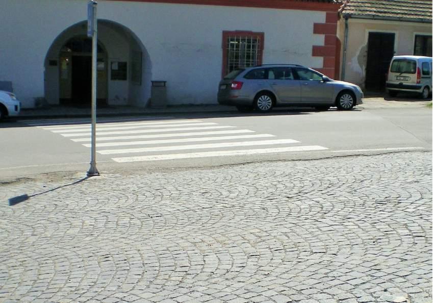 Cesta k památce Po průchodu parkovištěm s dlažebními kostkami stačí k zámečku přejít přechod pro chodce. Nájezd pro vozíček se nachází pár metrů vpravo od přechodu.