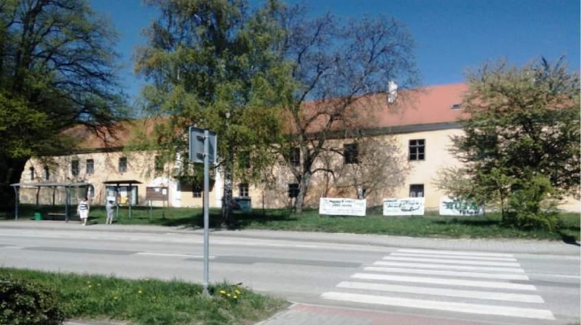 11.4 Zámek Tábor Měšice Na místě původně stála renesanční tvrz, kterou zde v roce 1545 nechal vystavět Jiří Prokop z Hejlovce.