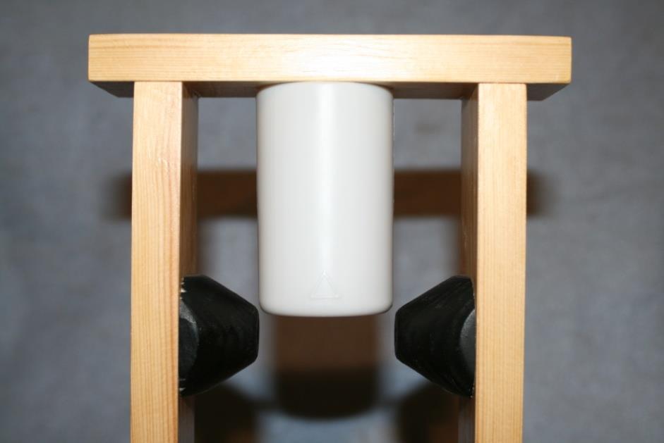 3.2 Stojany Vyrobeny ze smrkového dřeva, obdélníkových průřezů. Využito pro umístění elektromagnetu a stínění. 3.3 Stínění optické části Vyrobeny ze smrkového dřeva, ve tvaru kuželů.