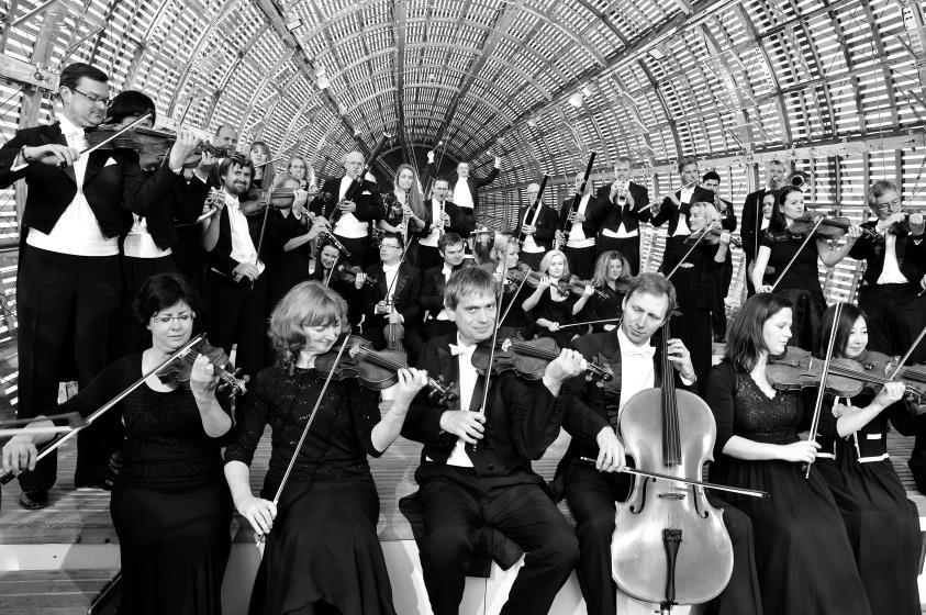 PKF Prague Philharmonia PKF Prague Philharmonia vznikla v roce 1994 z iniciativy dirigenta Jiřího Bělohlávka (1946 2017) pod názvem Pražská komorní filharmonie.