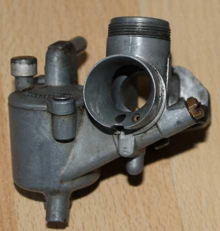 3.1.4 Sací soustava Sací soustava se skládá z karburátoru, sacího potrubí a vzduchového filtru.