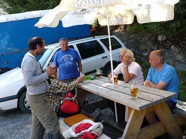 Sestupovali jsme do vesnice Nižná Boca, odkud nám jel autobus do Liptovského Mikuláše. Zde stále hladoví a žízniví turisté obsadili nádražní hospůdku a utratili poslední slovenské peníze.