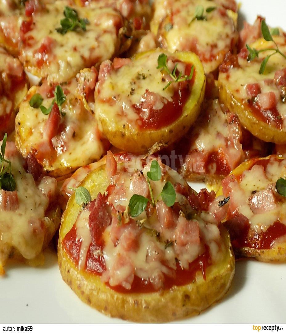 Vaříme s Upsíkem RECEPT NA BRAMBOROVÉ MINI PIZZY BUDEME POTŘEBOVAT: větší brambory, čertovskou omáčku, BBQ nebo domácí kečup, šunku (uzené), strouhanou goudu, pizza koření, olivový olej, sůl POSTUP