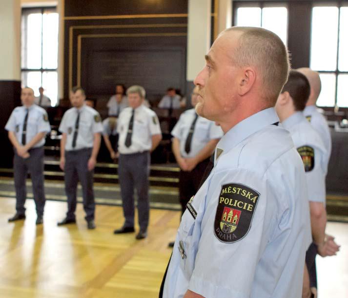 Lékař záchranné služby muže prohlédl a strážníkům sdělil, že muž prodělal akutní infarkt a během několika následujících okamžiků by začal fibrilovat.