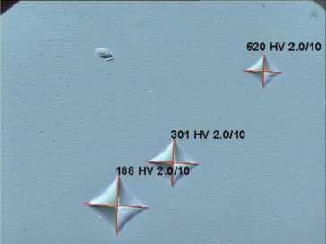Mikrotvrdost měření tvrdosti velmi tenkých vrstev nebo strukturních součástí mikrotvrdoměry (mikroskop + tvrdoměr) s diamantovým jehlanem (Vickers) a malým zatížením (0.