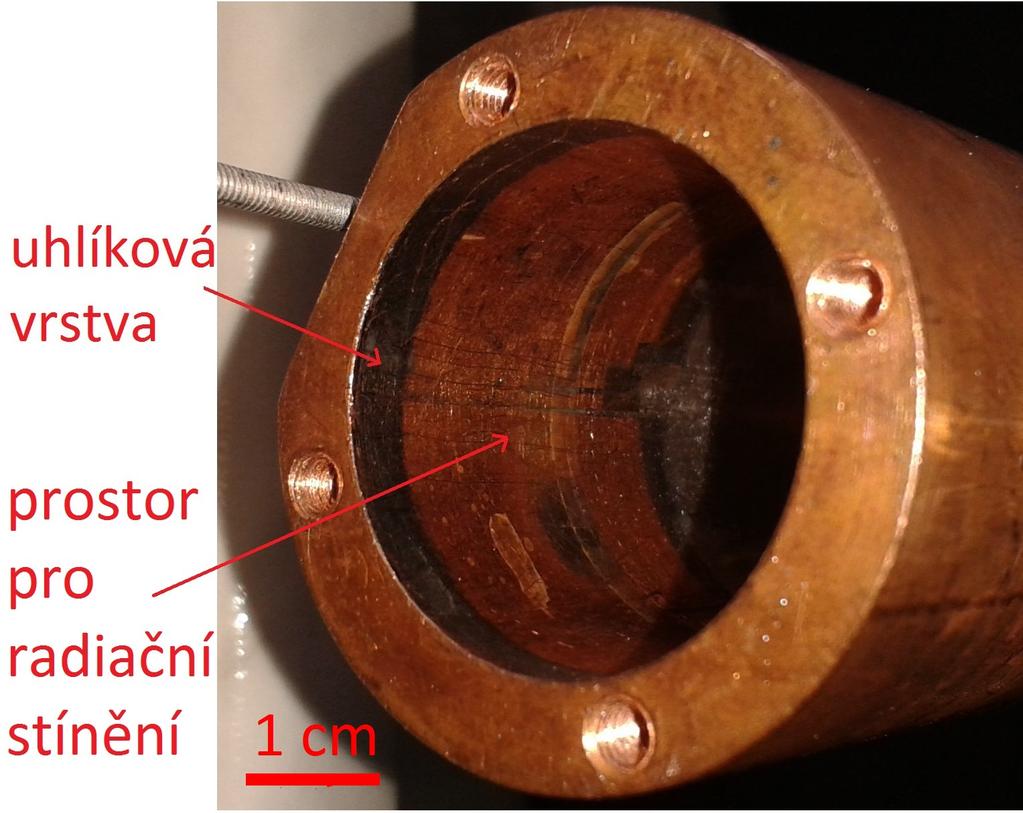 zřetelně rozpoznat D, G a 2D píky. Později se ukázalo, že příčinou byla porucha sublimačního zdroje atomů uhlíku.