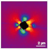 Vtisk o úhlopříčce 2,75 µm a hloubce 210 nm byl vytvořen silou 50 mn.