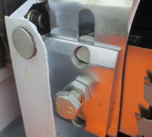 Then the saw blade can be installed and tightened in the correct direction of rotation.
