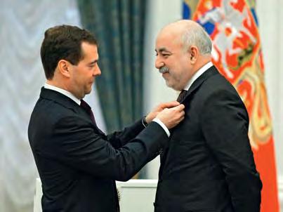 www.euro.cz 49 Rusko global ODMĚNA. Viktor Vekselberg (56), v současnosti čtvrtý nejbohatší Rus, přebral v roce 2011 z rukou tehdejšího prezidenta Dmitrije Medveděva Záslužný řád čtvrtého stupně.