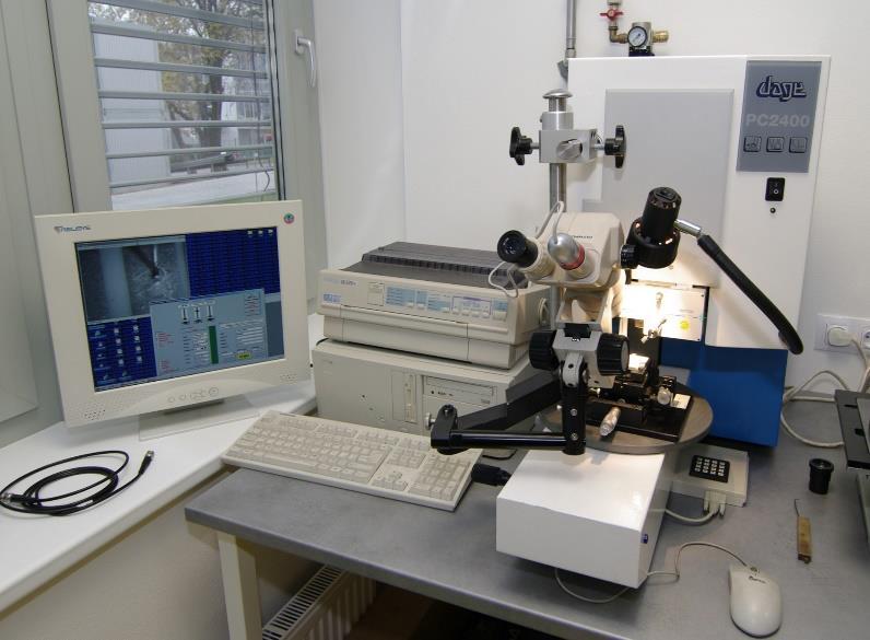 Obr. 39: Zařízení Dage PC2400 Obr. 40: Detail odtržení součástky 5.4. Mikrovýbrus Strukturu a tvar lepeného spoje pozorujeme na mikrovýbrusu pomocí optického mikroskopu.