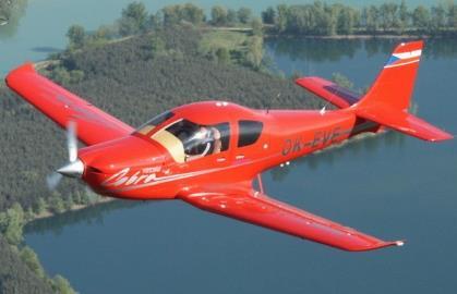 [9] Technické parametry: - Rozpětí 9,2 m - Délka 7,16 m - Vzletová hmotnost 975 kg - Prázdná hmotnost 544 kg - Plocha křídla 14,56 m 2 - Maximální rychlost 230 km/h - Pádová rychlost s klapkami 87