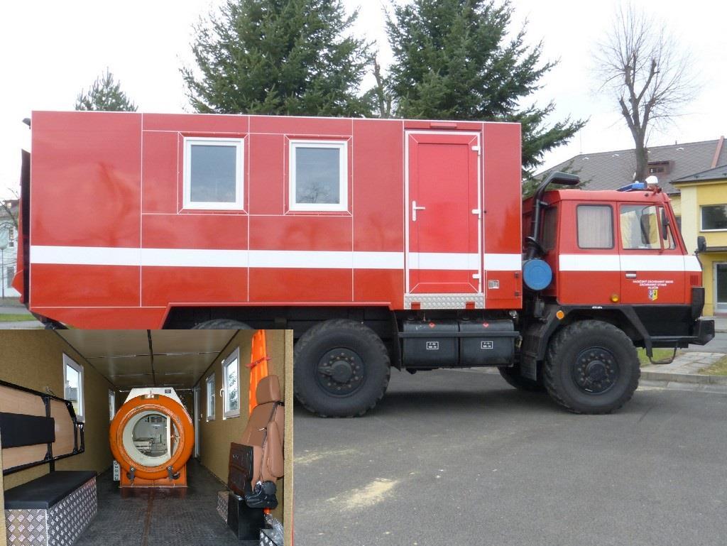 Obr. 5 Tatra T815 6x6 s mobilní barokomorou (Potápěči ZÚ HZS ČR, 2017) Tatra T815 6x6: uzpůsobená jako zázemí pro potápěče při ponorech Tatra T815 6x6 - ADK: vybavena dekompresní komorou - DK-2B V