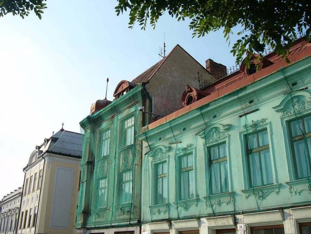 KAMEROVÝ BOD 9 KNIHOVNA NÁMĚSTÍ T.G.M. Stávající kamera STÁVAJÍCÍ STAV Kamerový bod 9 se nachází na ulici Svatováclavská 33/2 a skládá se z otočné kamery Pelco Spetra IV, napájecího toroidního