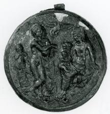 Materiál: bronz Popis: Napravo sedí nymfa s malým Dionýsem (Fufluns) na klíně. Dionýsos oběma rukama drží roh.