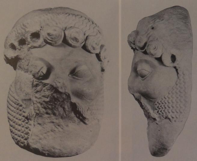 Oči jsou zvýrazněné a lehce vystouplé. Umístění: National Archaeological Museum of Athens Kat. č.