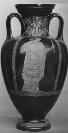 Nalevo a napravo tančí dvojice satyra a mainady. Umístění: The British Museum, London Kat. č.