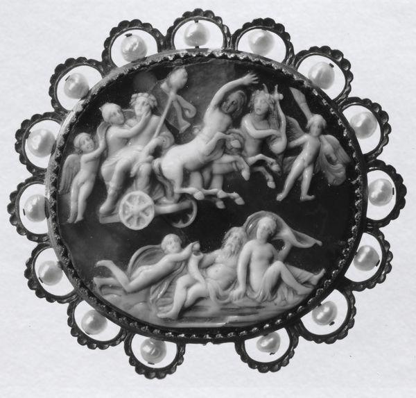 Kat. č.: IX/16 Objekt: etruský reliéf (pediment) Datace: 1. pol. 3. st. př. n. l. Materiál: nenfro (vulkanický tuf) Popis: Nalevo leží mladý bezvousý Dionýsos, napravo Ariadné, mezi nimi stojí kratér.