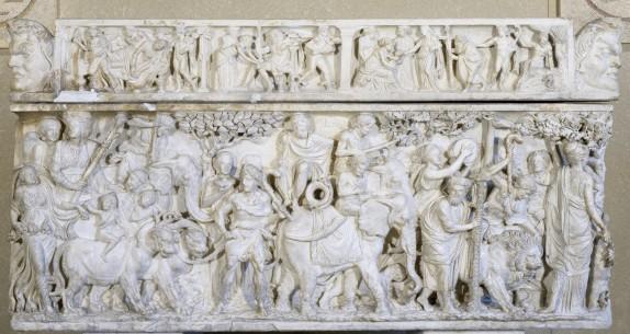 Kat. č.: XI/11 Objekt: římský sarkofág Datace: cca 190 n. l. Materiál: mramor Popis: Nalevo přijíždí jakoby zpoza rohu Dionýsos na voze taženém dvěma pantery. V pravé ruce třímá thyrsos.