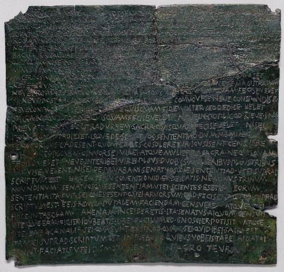 nebo svým poručníkům, aby na nich sami v soukromí vykonali trest (Livius, Ab Urbe cond., XXXIX.14-18 AK). Archeologickým dokladem popisu Liviových událostí je tzv.
