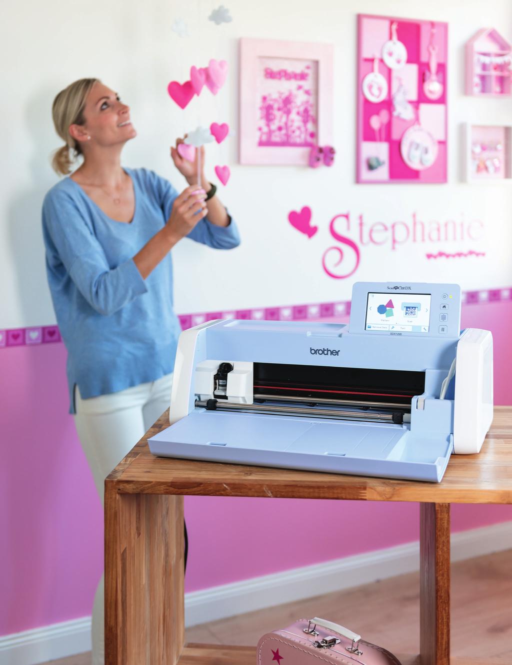 SDX1200 Samostatný nepotřebujete počítač Zvládne řezat materiály o výšce 3 mm jako moosgummi nebo plsť 600 dpi