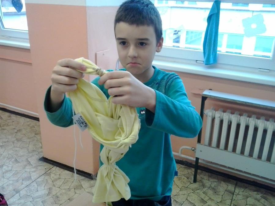 a s pomocí provázků jsme je