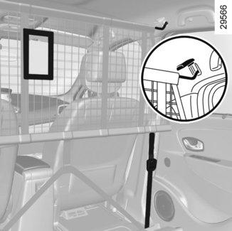 Instalace dělicí síťky za přední sedadla Na obou stranách uvnitř vozidla: zvedněte kryt 1, abyste získali přístup k uchycovacím
