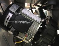 VÝMĚNA FILTRAČNÍ VLOŽKY (modely s integrovanou osmózou) Informuje o dosažení meze životnosti uhlíkového filtru nebo filtru se síťkou, nainstalovaného na vstupu myčky.