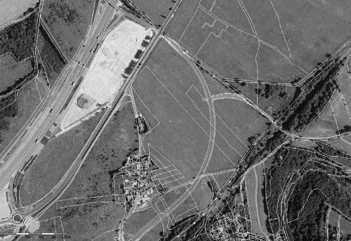 Archeologie Letecký snímek plochy naleziště (světlá plocha) v době rýhování v roce 2013 (těsně po provedení detektorového průzkumu) s podkladem současné katastrální mapy. Zdroj: http://nahlizenidokn.