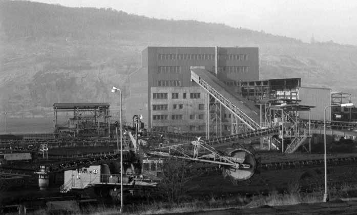 Přírodověda uhelné sloji. K hašení se využívaly hlavně vody přitékající do lomu ze sloje a okolí a shromažďované v hlavní čerpací stanici na dně lomu.