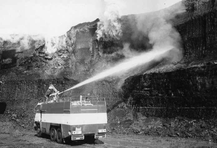 Přírodověda Hasiči zmáhající oheň v uhelné sloji (foto K. Walter) vytvořen prostor pro koupaliště a rekreaci. Napouštění probíhalo od 15. června 2001 do 8. srpna roku 2010.