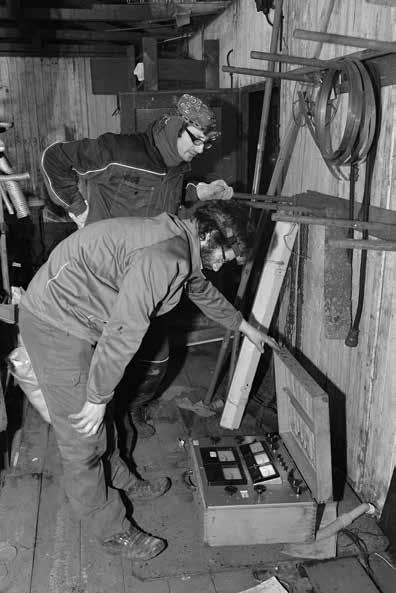 Historie Muzejníci Martin Krsek a Václav Beran prohlíží přístrojové vybavení loděnice (foto J.