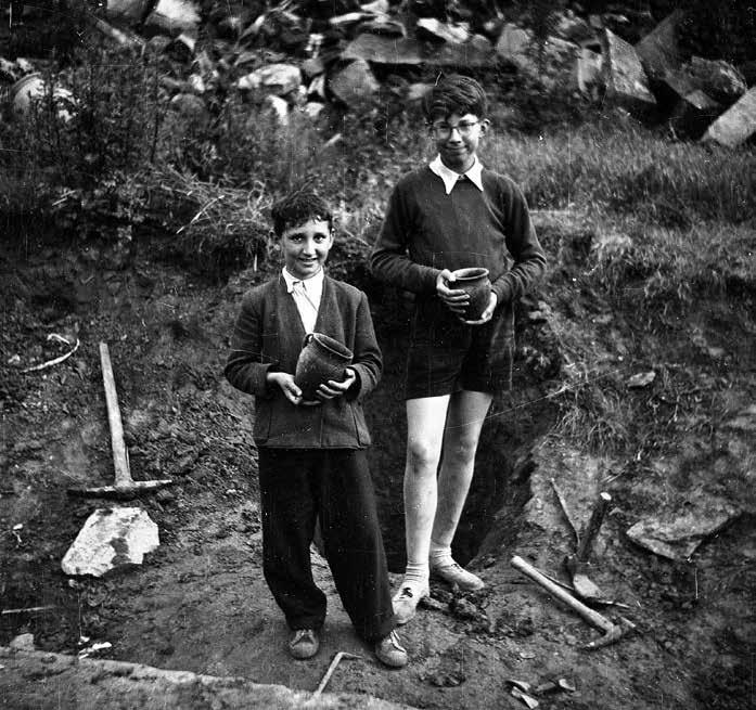 Zprávy a novinky Rolf Červený (vpravo) jako člen archeologického kroužku při ústeckém muzeu pomáhal 1. května 1956 na záchranném výzkumu na Lidické náměstí (fotoarchiv muzea) do skafandru potápěče.