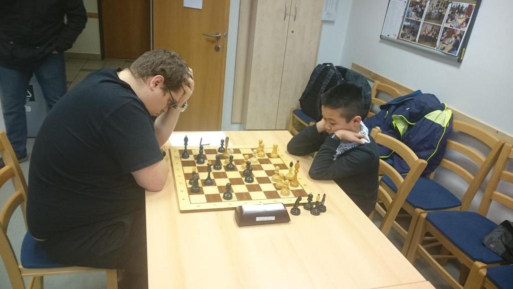 7 19 Werner Hong Quan Dan 1581 0 ½ - ½ 0 Babička Michal 1948 7 K velkému překvapení se schylovalo u Michala, kdy ho v koncovce Werner utěšeně griloval, aby ve vyhrané pozici se spokojil s opakováním