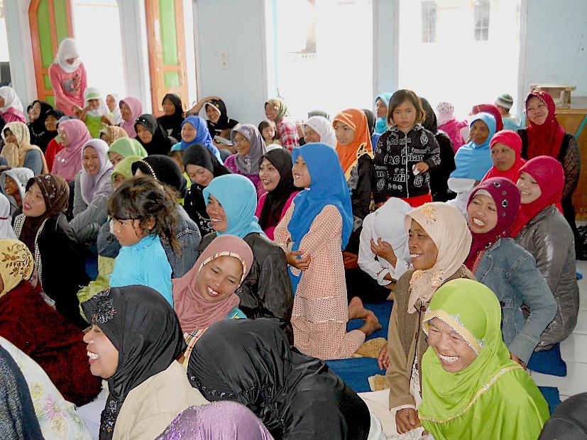 Muslimské eny reagují blaeným úsmìvem, kdy slyšely vyprávìní evangelijního pøíbìhu o enì pøistiené pøi cizoloství, kterou Jeíš zachránil pøed ukamenováním.