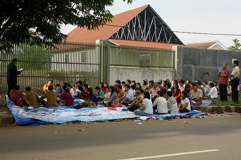 Starosta mìsta Bogor vydal souhlas s výstavbou dne 13. 6. 2006.