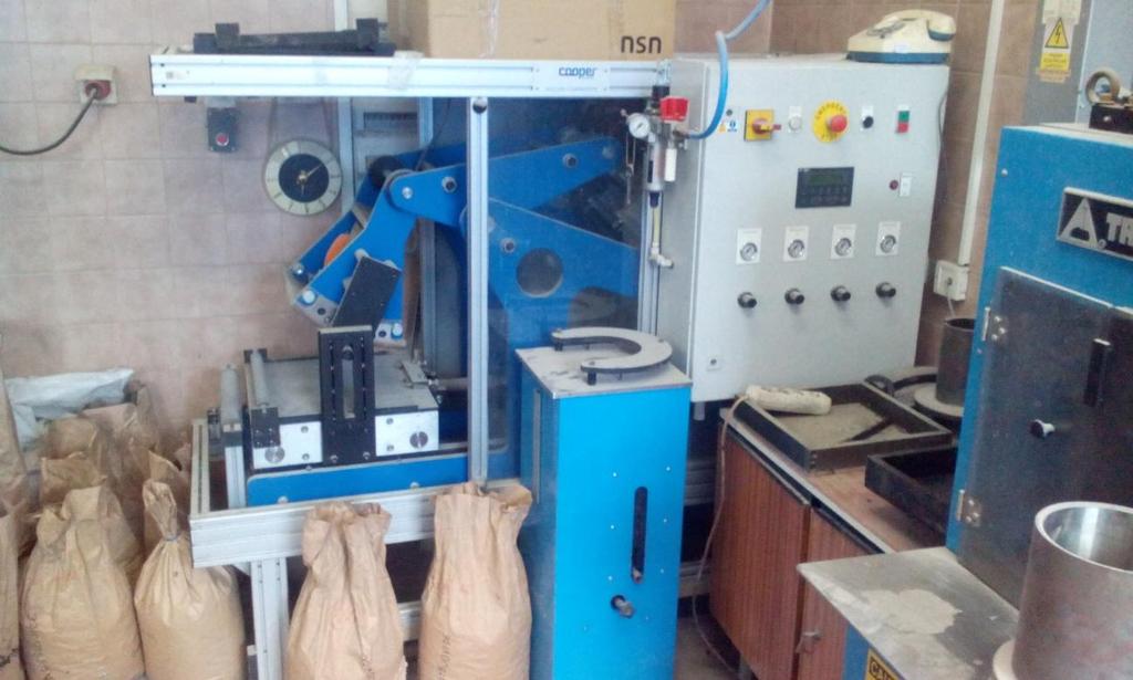 Příprava zkušebních těles Zkušební tělesa se získají, vyřezáním z desky o rozměrech 305 405 50 mm vyrobené segmentovým zhutňovačem viz obrázek 2.1.