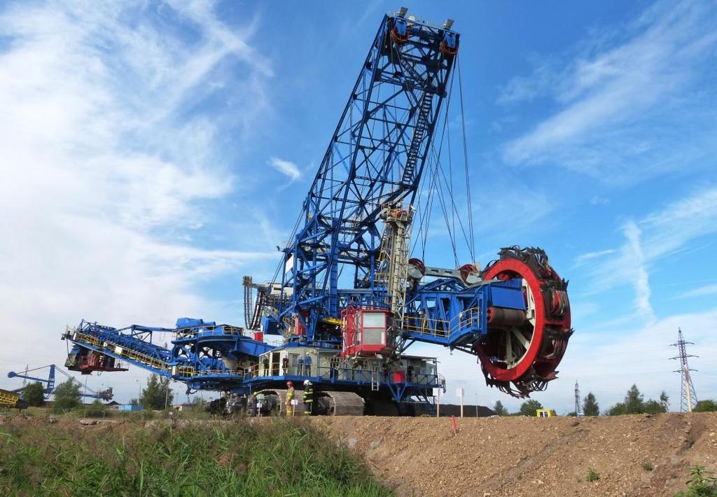 Obr. 6: Transport rypadla přes produktovody Hořanského koridoru Po překonání produktovodů překonala báňská technika i trasu vedení VVN 110 kv, u které však bylo jedinečným způsobem řešeno fyzické