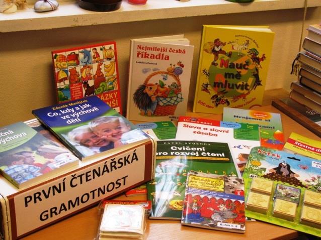 Kufřík č. 8 První čtenářská gramotnost 1. První obrázky pro nejmenší 139,- Kč 2. Slova a slovní zásoba sešit se samolepkami 99,- Kč 3. Nejmilejší česká říkadla - kniha 179,- Kč 4.