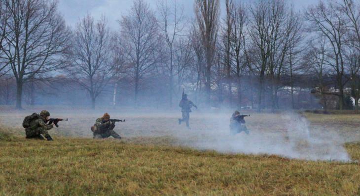 3-7: Praktická ukázka činnosti družstva pod palbou Po bloku teoretických přednášek proběhla za areálem