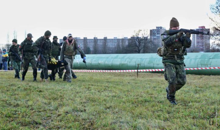 CLS (Combat Life Saver) a zdravotnického vojenského personálu.