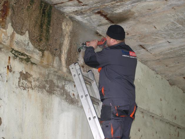 Příprava na zkoušku obřezávání zkušebního terče. Zkušební místo 5 na dříku podpěry P2.